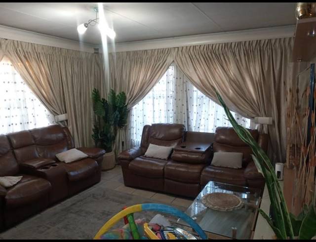 3 BEDROOM HOUSE FOR SALE IN THATCHFIELD